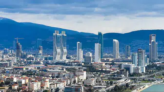 İzmir'de Gayrimenkul Sektörünün Devleri Rekabette: Yükselen Projeler Kentsel Silüeti Yeniden Şekillendiriyor
