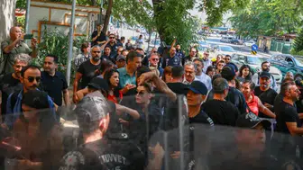NATO protestosunda polis, milletvekilini gözaltına almaya çalıştı