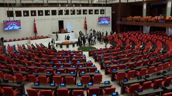 Askeri hekimlere meslek yasağı ve uzman erbaşlara yeni sicil modeli yasalaştı