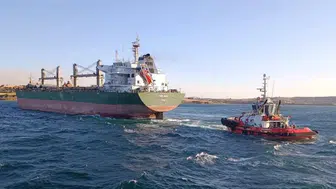 Çanakkale Boğazı'nda makine arızası yapan dev yük gemisi karaya oturdu