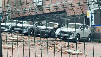Kağıthane'de duvarın çökmesi 12 sıfır araçta 30 milyon liralık hasara yol açtı