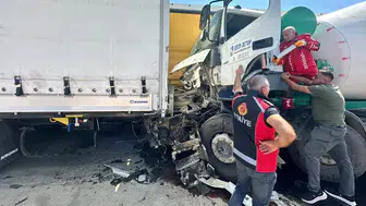 Edirne’de beton mikseri park halindeki 2 TIR’a çarptı