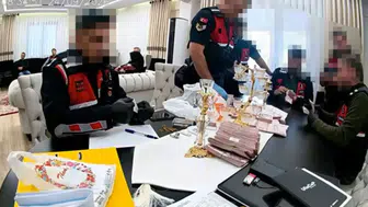 AKP'li eski belediye başkanının evinde jandarma tarafından sayılan para miktarı