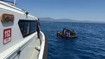 Yunanistan tarafından geri itilen 57 düzensiz göçmen İzmir'de kurtarıldı