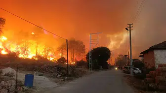 Antalya Aksu'da orman yangını: 1 ev yandı, çok sayıda kişi tahliye edildi