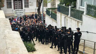 Adalar'da AK Parti'ye oy veren 3 CHP'li polis eşliğinde ayrıldı
