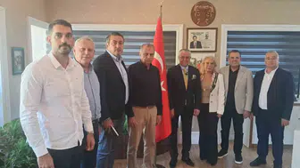 Kemer Belediye Başkanı Necati Topaloğlu ve 8 meclis üyesi CHP'den istifa etti