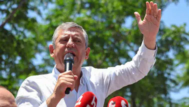 Özgür Özel'den sert tepki: Çankaya Belediyesi'ne sabah 05.30'da neden operasyon yapıldı?