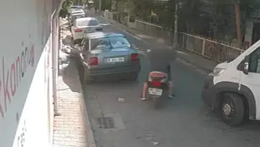 İzmir Bayraklı'da düşürülen 100 bin lirayı çalan motosikletli şüpheli gözaltına alındı