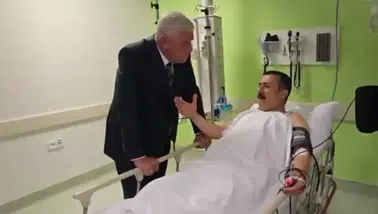 Dervişoğlu, eylemde yaralanan Türkoğlu'nu hastanede ziyaret etti