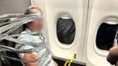 Uçakta yolculara saldıran kişi kelepçe ve bantla koltuğa bağlandı