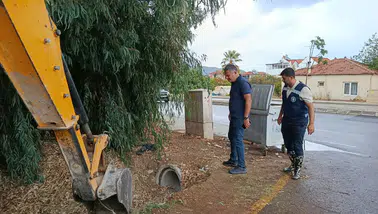 Ekipler yağmura karşı sahada