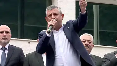 Özgür Özel'den Erdoğan'a sert çıkış: 'O şarlatanı ya sen durdur ya biz