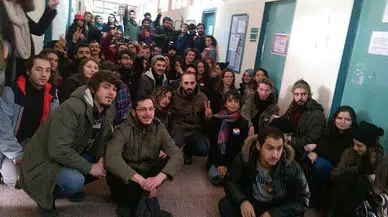 EÜ Öğrencileri ihraç Edilen Hocalarının Kapısında