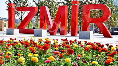 Bahar Yüzünü Gösterdi, İzmir Çiçeklerle Donatıldı