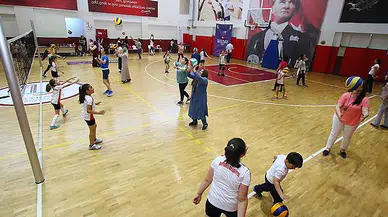 Filenin Anneleri Çocuklarıyla Voleybol Oynadı