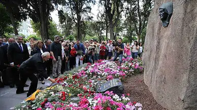 Kılıçdaroğlu, Zübeyde Anne’yi Ziyaret Etti