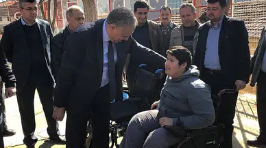 Başkan Mahmut Badem söz verdiği akülü sandalyeyi teslim etti