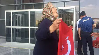 Hainleri görünce yüzlerine tükürdü