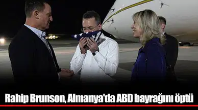 Rahip Brunson, Almanya'da ABD bayrağını öptü