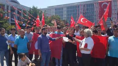 İşten çıkarılanlar İBB önünde toplandı, İmamoğlu'na çağrı yaptı: 'Tam da okulların açıldığı dönemde lütfen kimseyi ekmeğinden etmeyin'