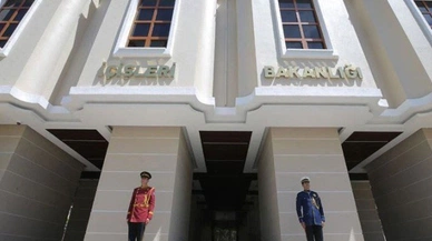 İçişleri'nden yönetmelik değişikliği: Bayanlar saç modelleri ve renklerinde abartıya kaçamaz