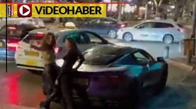 Arabasında selfie çekilen kızları böyle korkuttu