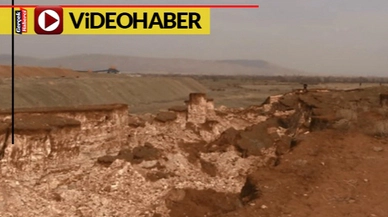 Deprem sonrası ortaya çıktı! Kahramanmaraş'ta arazi ikiye yarıldı, devasa göçük kamerada