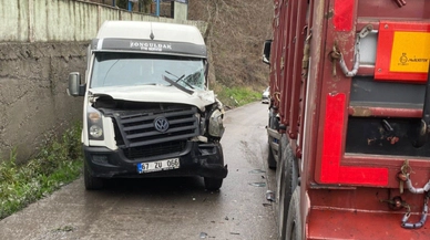 Maden işçilerini taşıyan minibüs tırla çarpıştı:6 yaralı  