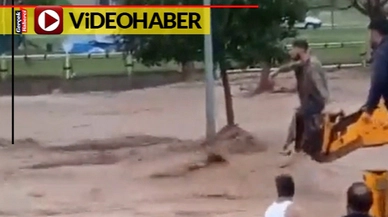 Selde mahsur kalanları iş makineleri ve iplerle kurtardılar