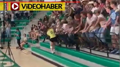 Voleybol maçında tribün yıkıldı... Seyirciler yerle bir oldu