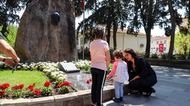 Gökçen, Zübeyde Hanım'ın anıt mezarını ziyaret etti