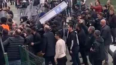 Hopaspor taraftarları AKP Artvin Milletvekili Adayı Faruk Çelik'i stadyumdan kovdu