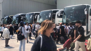 Depremzedelerin demokrasi yolculuğu... Oy kullanmak için İzmir'den yola çıktılar