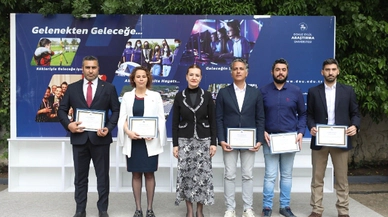 DEÜ'lü öğrenciler belgelerini rektör Hotar'dan aldı