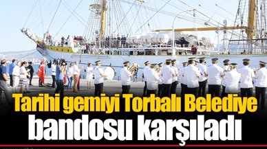 Tarihi gemiyi Torbalı Belediye bandosu karşıladı