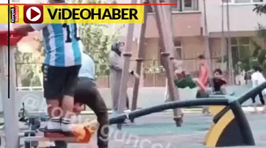 Şaşkına çeviren görüntü... Çocukların gözü önünde balta ile parka saldırdı
