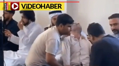 Tarikat üyeleri zikir çekerken bir kişi adeta kendinden geçti, yanındakiler onu böyle zor tuttu
