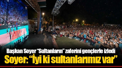 Başkan Soyer “Sultanların” zaferini gençlerle izledi