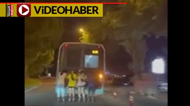 Yürekleri ağza getiren görüntüler... Patenli gençler hem kendilerini hem de trafiği tehlikeye attı