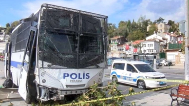 Çevik kuvvet otobüsü otomobile çarptı... 2 polis memuru yaralandı!