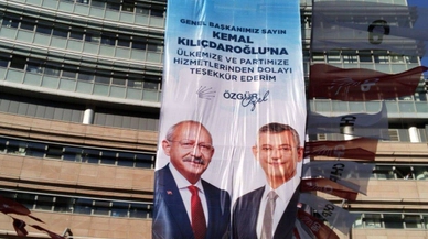 Devir teslim öncesi CHP Genel Merkezi'ne Özgür Özel imzalı dev pankart