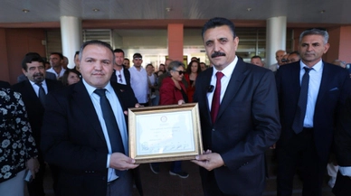 Dikili Belediye Başkanı Adil Kırgöz Mazbatasını Aldı