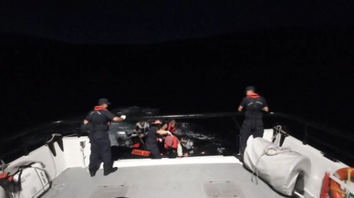 Çeşme açıklarındaki adada mahsur kalan 24 düzensiz göçmen kurtarıldı