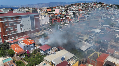 İzmir'de bir evde başlayıp çevredeki konutlara sıçrayan yangın kontrol altına alındı