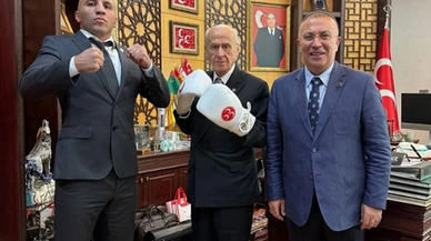 Bahçeli boks eldivenlerini taktı