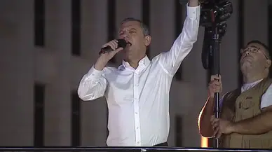 Özgür Özel'den saatli çağrı: 'Birileri Trump'ın randevu kuyruğunda bekleyedursun...'