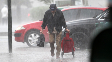 Meteoroloji'den İstanbul dahil 13 kente sarı kodlu uyarı: Kuvvetli rüzgar ve sağanak geliyor! İşte İzmir'de son durum...