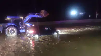 Ödemiş-İzmir yolunda su baskınları ulaşımı aksattı