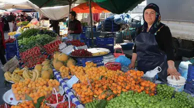 Pazarcılardan "Domatesin fiyatı bir haftada nasıl 100 lira arttı" sorusuna yanıt: Mehmet Şimşek'e sorun!